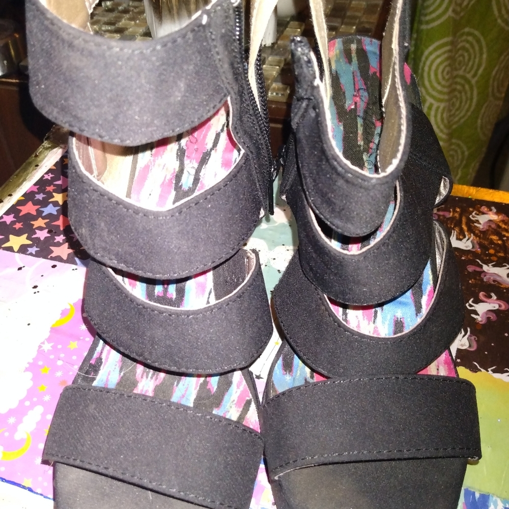 Black strapped-zipped wedges